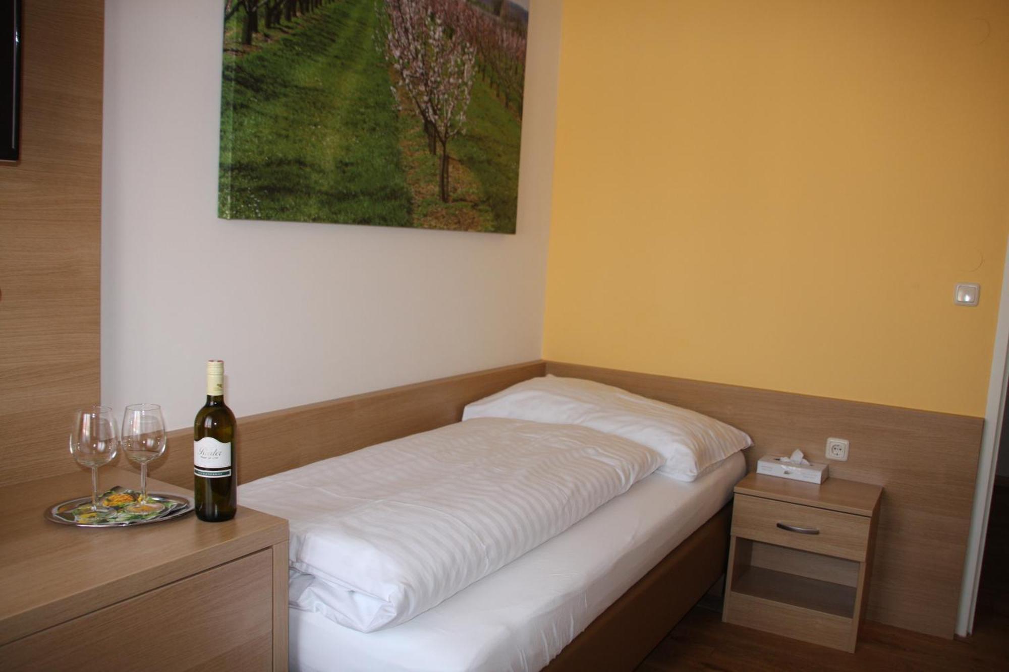 Weinhotel Rieder Poysdorf Extérieur photo