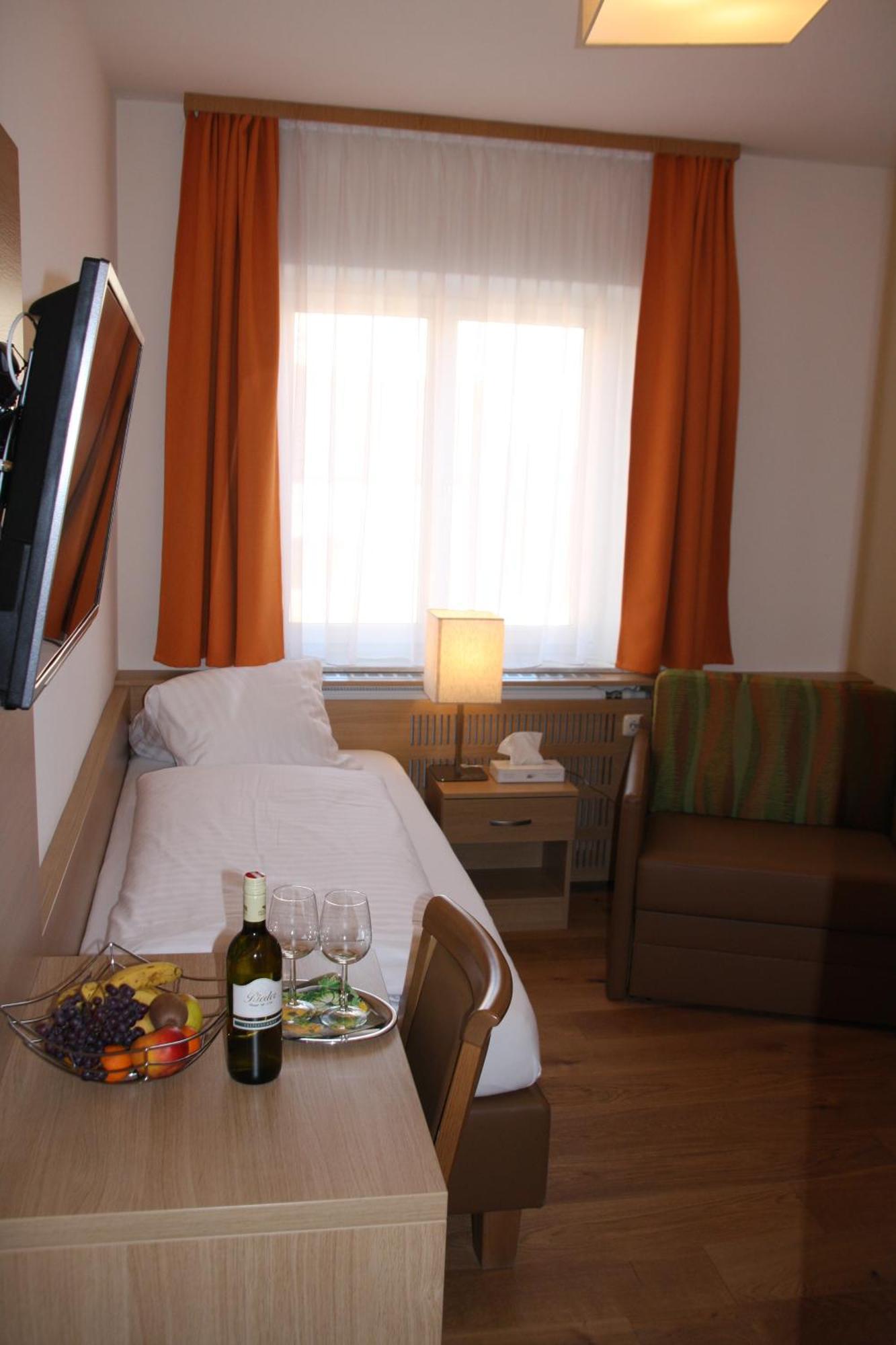 Weinhotel Rieder Poysdorf Extérieur photo
