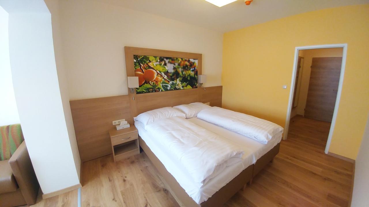 Weinhotel Rieder Poysdorf Extérieur photo